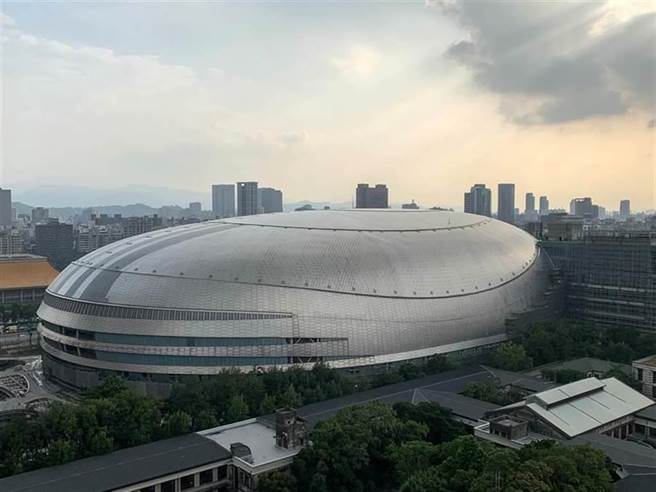 台北市信義區大巨蛋工地今（21日）上午9時發生工安意外，一名35歲工人不慎從地下2樓墜落至地下4樓，當場左腿變形。（中時資料照）