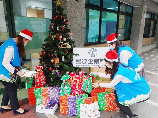 （冠德企业集团耶诞节送暖「义光育幼院-世美家园」。图／冠德企业提供）