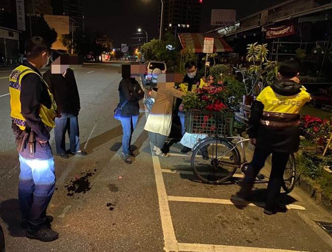 警方除當場查獲竊盜現行犯外，還在附近找到該竊嫌行竊的其他盆栽。（警方提供）