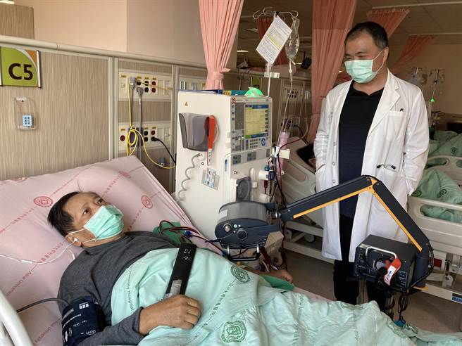 亚大附医肾臟科主任周哲毅视察患者洗肾状况。（陈淑芬摄）
