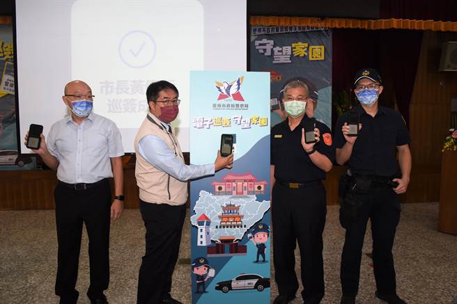 台南市政府警察局長方仰寧（右二）期許同仁未來持續以「科技建警」與時俱進，提升行政效能，守護市民安全。（台南市政府警察局提供／張毓翎台南傳真）