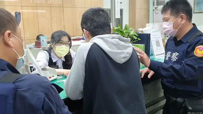 陈男接到电话自称侄子缺钱就急着匯钱。（翻摄照片／洪靖宜）