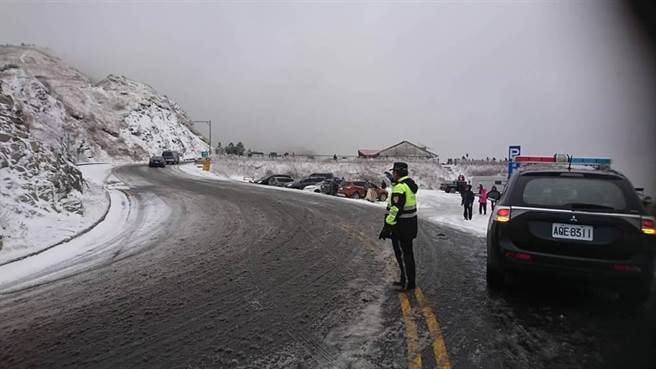 氣象局預告入冬最強冷氣團將在25號聖誕節報到，不僅低溫會下探10度以下，且時間還很長，這也讓想要追雪的民眾都相當期待。仁愛警分局員警，每年都必須冒風寒在冰天雪地，執行雪地勤務管制措施。（本報資料照片）