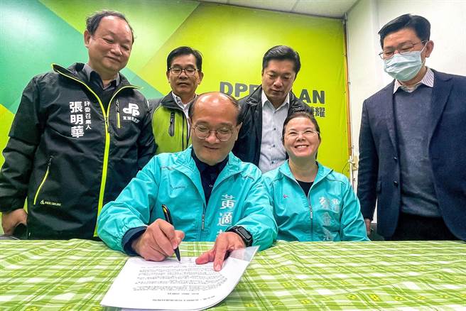 黄适超（前排左）与县议员妻子蔡金惠（前排右）在不参选议员声明中签名。（李忠一摄）