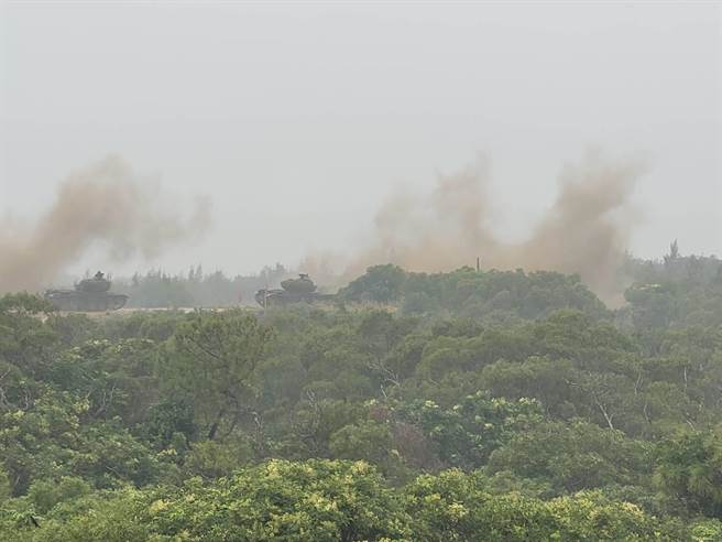 陆军装甲兵训练指挥部上午在湖口坑子口训场，进行「战车排专精训练」。（吕昭隆摄）