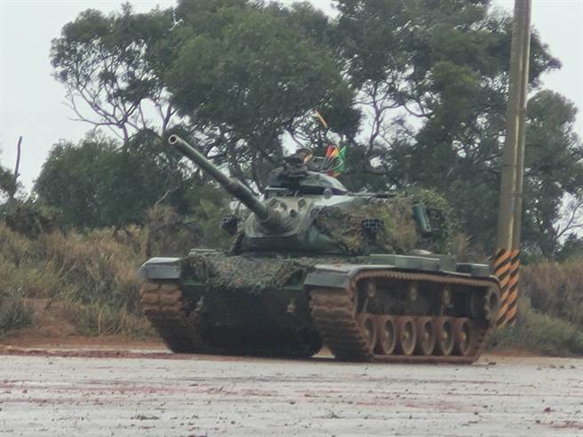 陆军装甲兵训练指挥部上午在湖口坑子口训场，进行「战车排专精训练」。（吕昭隆摄）