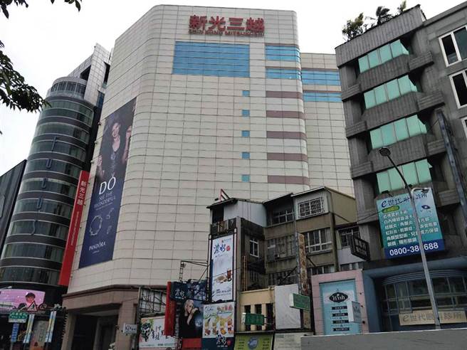 新光三越百货中山店以公告土地现值每平方公尺33万6000元第五度蝉连台南市地王。（本报资料照片）