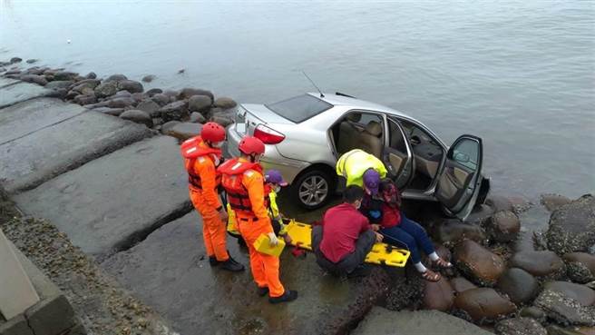 男子誤把油門當煞車，車子衝進漁港卡消波塊中。(消防局提供／呂筱蟬桃園傳真)