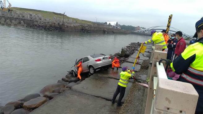 男子誤把油門當煞車，車子衝進漁港卡消波塊中。(消防局提供／呂筱蟬桃園傳真)