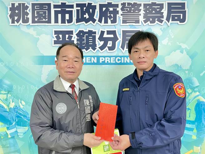 桃園市警察局長陳國進赴平鎮警分局慰勞警察辛勞，也與大家一起吃湯圓。(平鎮警分局提供／呂筱蟬桃園傳真)
