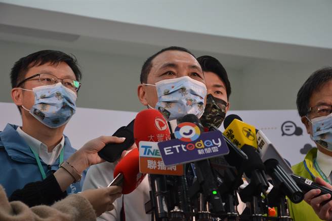 外界質疑侯友宜的千字文是經過研考會做過大數據分析後寫出，因此較偏向中間選民。侯友宜今回應稱，大家都想的太複雜，這是他在2019年選舉的時候，2月27日自己寫的，核心價值都是他自己寫的。（蔡雯如攝）