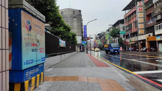 新北市中和積穗國小前人行道整建完工，改善上下學期間學童安全，全部工程於今（21日）完工，嘉惠周圍逾萬居民。（中和區公所提供）