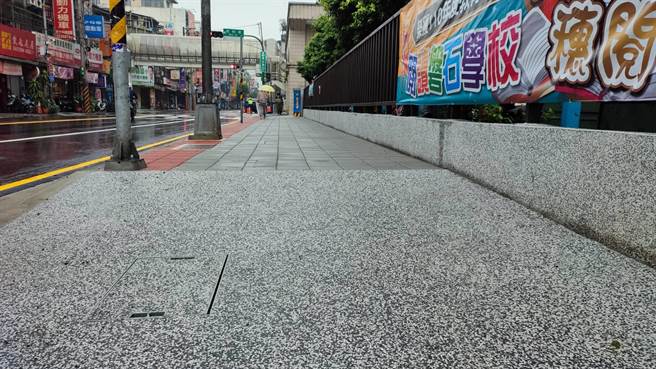 新北市中和積穗國小前人行道整建完工，改善上下學期間學童安全，全部工程於今（21日）完工，嘉惠周圍逾萬居民。（中和區公所提供）
