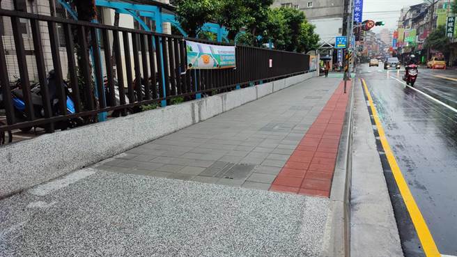 新北市中和積穗國小前人行道整建完工，改善上下學期間學童安全，全部工程於今（21日）完工，嘉惠周圍逾萬居民。（中和區公所提供）