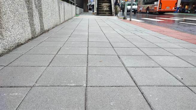 新北市中和積穗國小前人行道整建完工，改善上下學期間學童安全，全部工程於今（21日）完工，嘉惠周圍逾萬居民。（中和區公所提供）