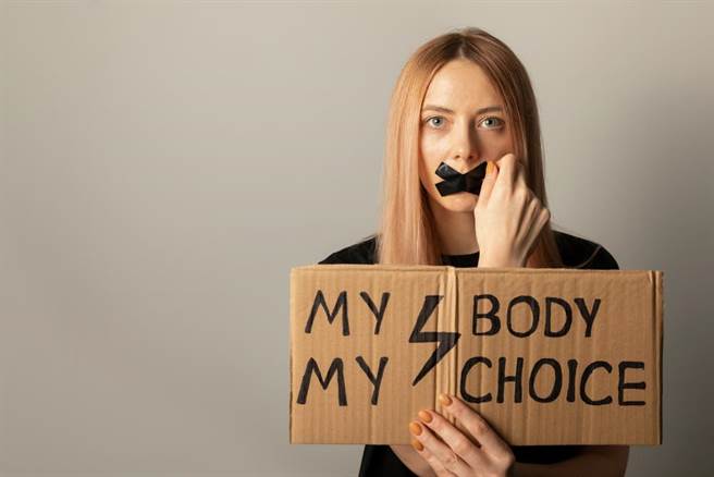 大陆十三届全国人大常委会在北京召开，会议首次审议《妇女权益保障法》修订草案，此次修订将首次对「歧视妇女」具体含义进行规定。(示意图/shutterstock)
