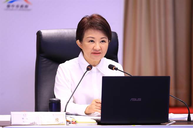 台中市長盧秀燕表示，為鼓勵尚未施打第一劑疫苗的市民踴躍接種，提供現領200元禮券，禮券持續發送至25日止。（盧金足攝）