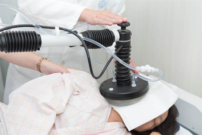 电热治疗机能够精准地寻找到肿瘤位置，以物理原理刺激下进行肿瘤治疗。（童综合医院提供／陈淑娥台中传真）