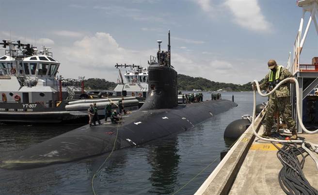 海狼级核动力攻击潜舰「康乃狄克」号（USS Connecticut，SSN 22）2021年7月31日抵达日本横须贺港的画面。（美国海军）