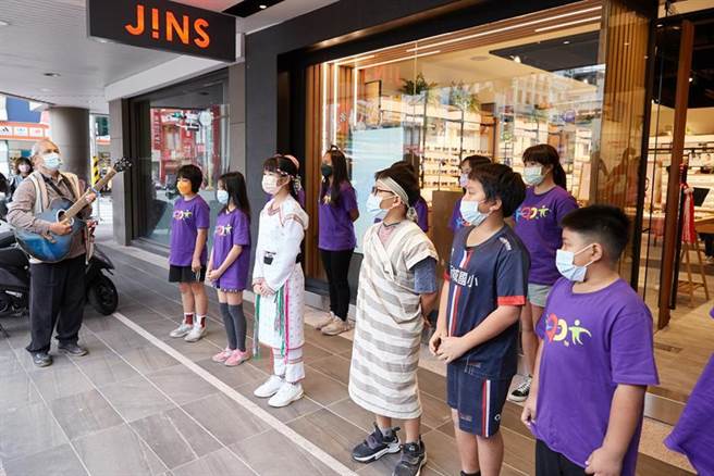 JINS花莲中山店首度以街边店型态开出，结合在地特色亦为当地注入配镜便利性。图／JINS