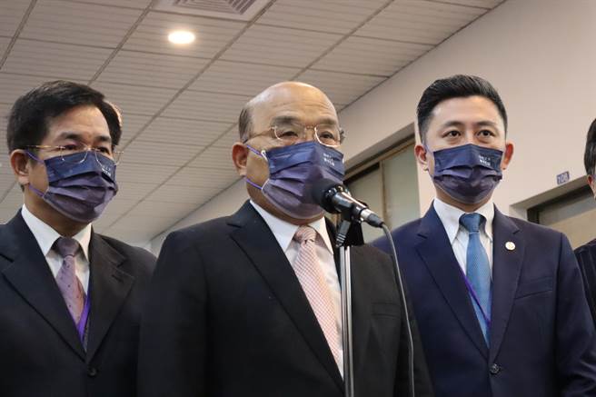 行政院長蘇貞昌（中）認為竹竹合併符合大多數縣市民的期待。（邱立雅攝）