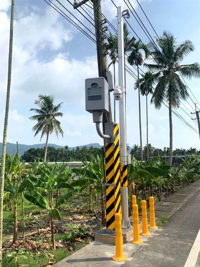警方在旗山区台29线的旗甲路三段约58K＋274处，设立固定式测速照相杆，防止交通事故发生，明年元旦正式启用。（高市交通大队提供／石秀华高雄传真）