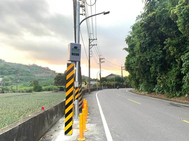 高市交大警方在大树区高186甲线的三和路仙峰宫前，装设固定式测速照相杆。（高市交通大队提供／石秀华高雄传真）