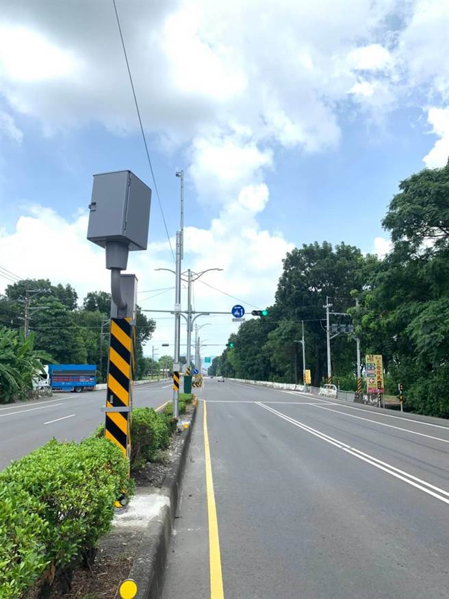 高市交通大队在旗山区台3线的旗屏二路和高92线口路口，设置固定式测速照相杆。（高市交通大队提供／石秀华高雄传真）