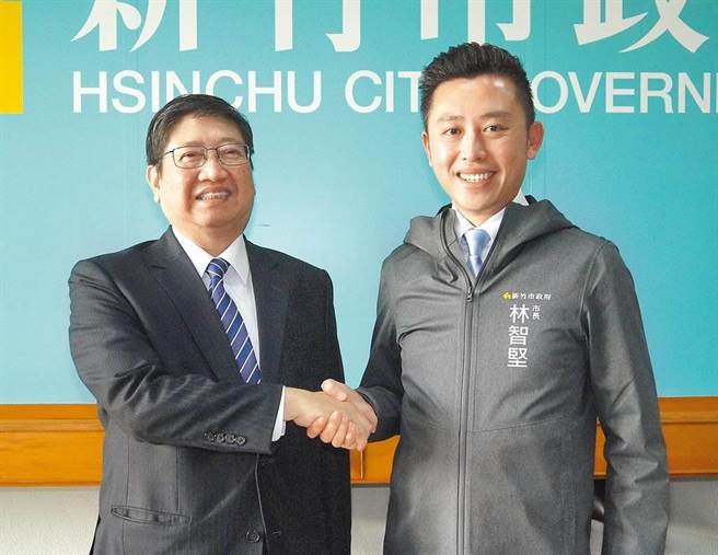 图为新竹县长杨文科(左)与新竹市长林智坚(右)在「大新竹共好合作平台」首长会议中合影。（本报资料照片／陈育贤摄）
