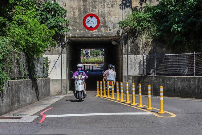 县府提出「竹北庄敬一路机车涵洞拓宽计画」，希望藉由涵洞拓宽和车行调整，纾解竹北市国1东西两侧车流。（罗浚滨摄）