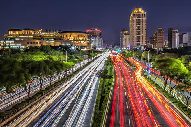 竹北市光明六路东一段交通尖峰时段车潮多，预料竹北大远百开幕后会更壅塞。（罗浚滨摄）