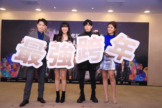 人气歌手毕书尽与金曲创作才女孙盛希21日携手现身台中，为活动暖身造势，吸引很多追星粉丝。（卢金足摄）