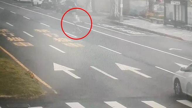 一名7旬妇人下公车后直接穿越四线道的马路。(翻摄自影片)