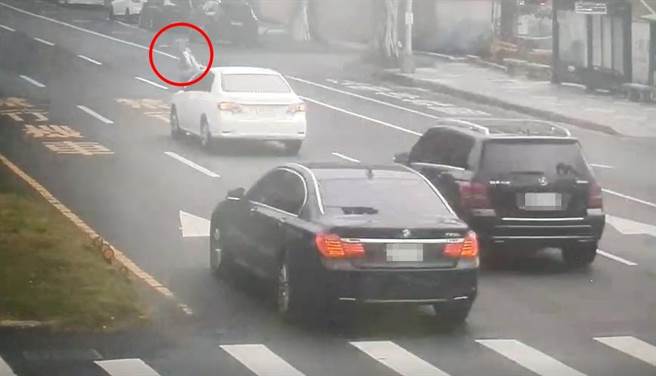 7旬妇人穿越四线道马路，不幸在快车道遭汽车撞击，整个人弹飞摔落路面。(翻摄自影片)