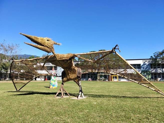 迄今迈入第3年的花莲「富里稻草艺术季」，吸引许多游客驻足拍照，今年主题为「开猩游乐园-来稻侏罗纪」，预计24日开园展出。（富里乡农会总干事张素华提供／罗亦晽花莲传真）