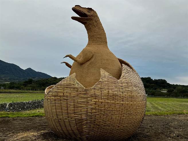 迄今迈入第3年的花莲「富里稻草艺术季」，吸引许多游客驻足拍照，今年主题为「开猩游乐园-来稻侏罗纪」，预计24日开园展出。（富里乡农会总干事张素华提供／罗亦晽花莲传真）