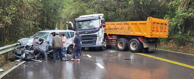 阿里山公路隙頂段今天中午發生車禍，目前已恢復單向通車。（翻攝自記者爆料網／張亦惠嘉縣傳真）