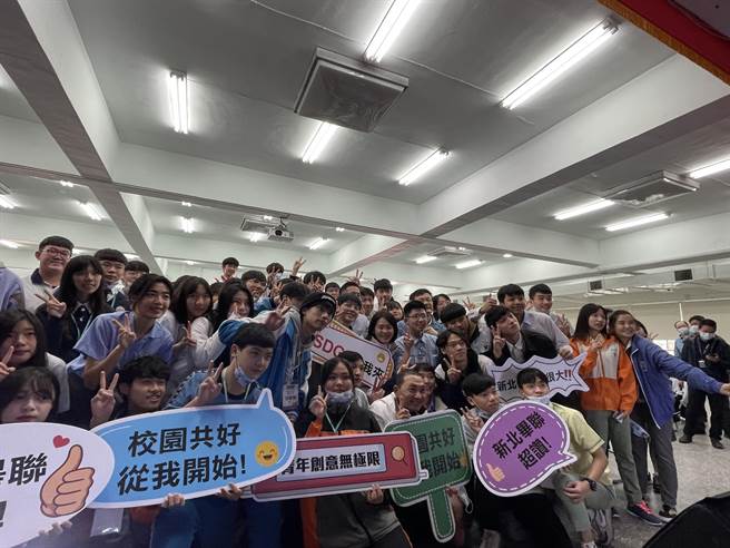 新北市首创「高级中等学校毕联会学生干部培力营」，新北市长侯友宜今前往新北高工参与活动时也鼓励学生，朝永续发展目标（SDGs）目标迈进，达到校园共好的教育愿景。（蔡雯如摄）