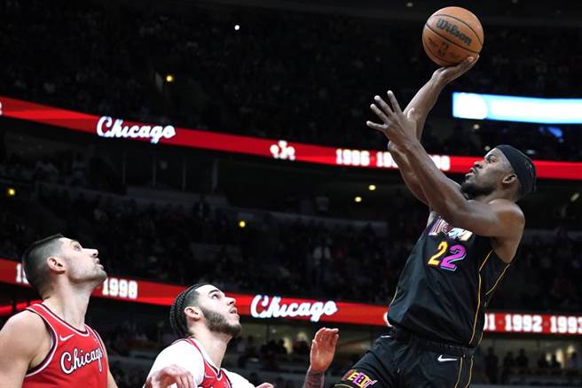 热火队吉米巴特勒(右)出手投篮。（美联社资料照）