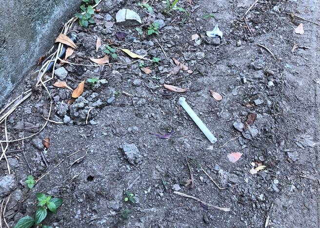 嘉义市警方在世贤路一段与文化路口附近的路边，找到被李女丢弃的吸食器。（读者提供∕吕妍庭嘉义传真）