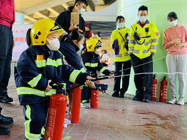 龙宝贝亲子馆成立3周年，特别与桃园市政府消防局第一大队共同举办「小小消防员宣导体验活动」，寓教于乐。(翻摄照片／蔡依珍桃园传真)