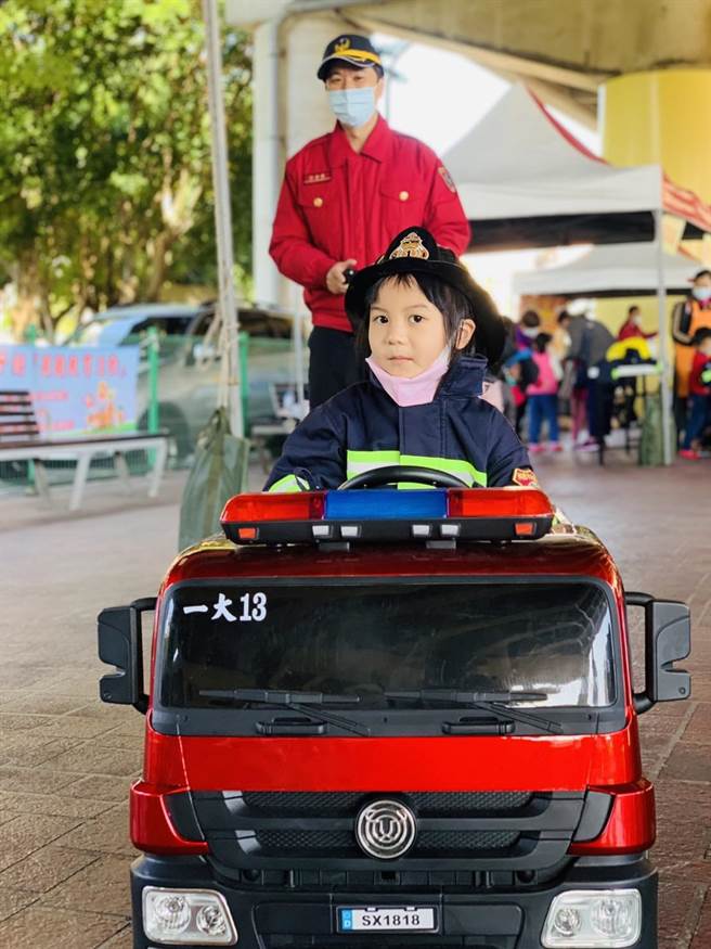 龙宝贝亲子馆成立3周年，特别与桃园市政府消防局第一大队共同举办「小小消防员宣导体验活动」，寓教于乐。(翻摄照片／蔡依珍桃园传真)