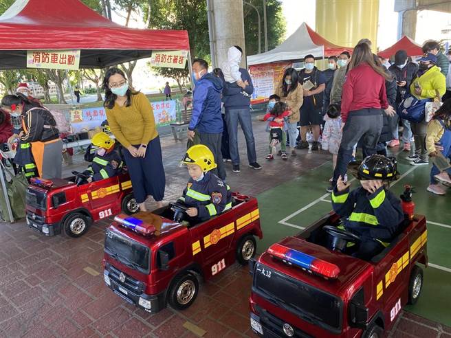 龙宝贝亲子馆成立3周年，特别与桃园市政府消防局第一大队共同举办「小小消防员宣导体验活动」，寓教于乐。(翻摄照片／蔡依珍桃园传真)