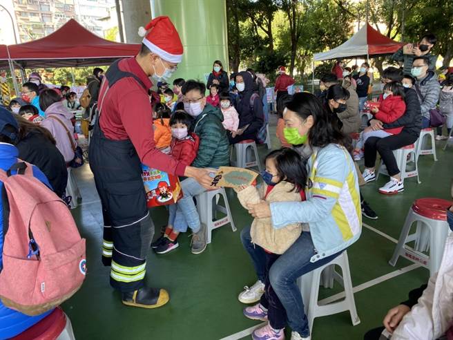 龙宝贝亲子馆成立3周年，特别与桃园市政府消防局第一大队共同举办「小小消防员宣导体验活动」，寓教于乐。(翻摄照片／蔡依珍桃园传真)