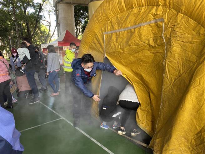 龙宝贝亲子馆成立3周年，特别与桃园市政府消防局第一大队共同举办「小小消防员宣导体验活动」，寓教于乐。(翻摄照片／蔡依珍桃园传真)