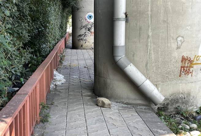 市议员何文海痛批，自行车道设计明显有重大瑕疵，车道中有74快速道路桥墩柱挡路，骑士根本无法顺利通过。（市议员何文海提供／陈世宗台中传真）