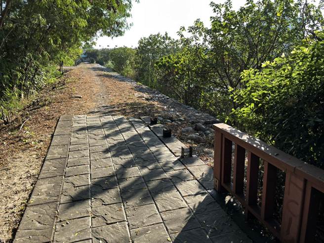 何文海质疑，筏子溪自行车道花费几千万预算根本还没完工，丝毫未考虑到自行车骑士行车安全，这样的品质居然还可完成验收。（市议员何文海提供／陈世宗台中传真）