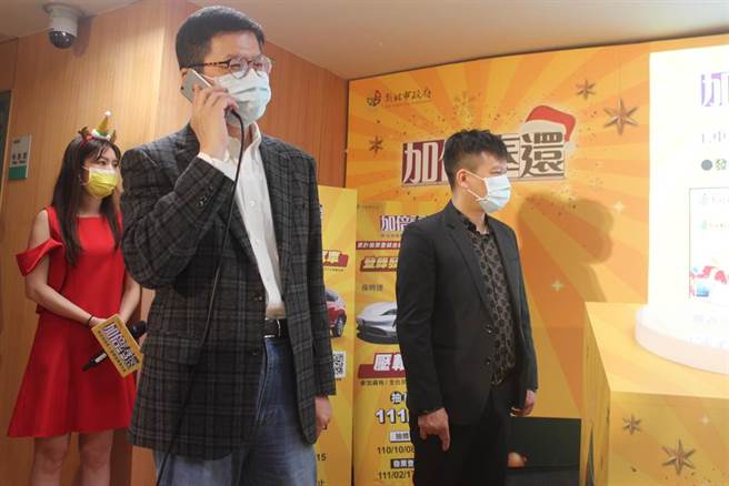 新北市副秘书长张其强（中）现场Call Out，幸运得主接到电话一度误为以为是诈骗。（陈慰慈摄）
