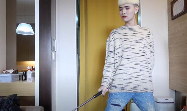 鍾明軒持有屬於警械的甩棍。(圖/翻攝自鍾明軒youtube)