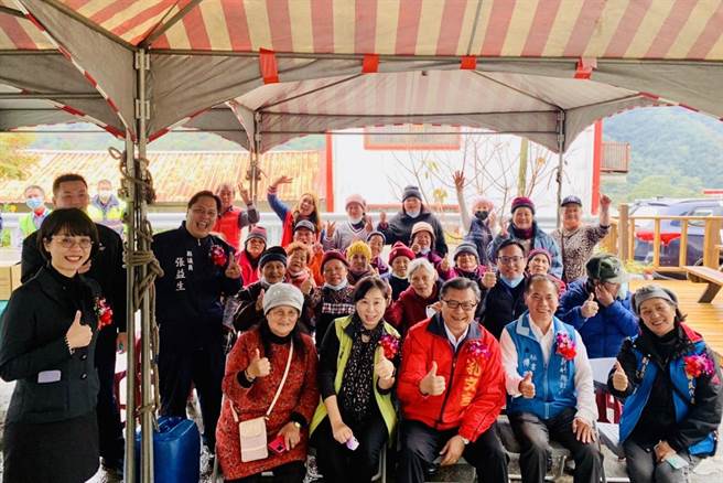 立委孔文吉（中）与五峰乡地方入士参加桃山派出所ATM揭牌启用仪式。（张益生提供／罗浚滨新竹传真）